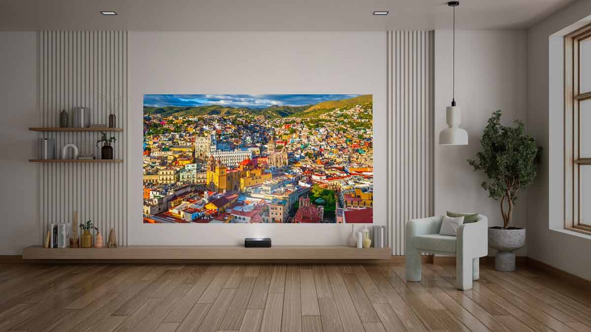 Beamer projiziert Stadtbild in modernem Raum.