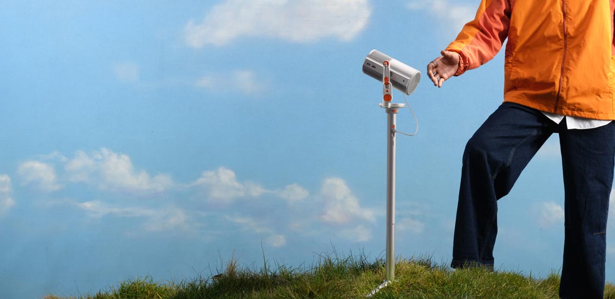 Person mit Beamer im Freien.