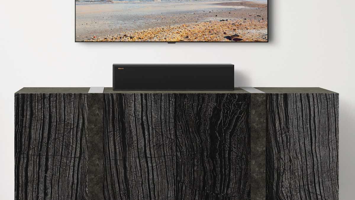 Beamer auf dunklem Schrank unter Fernseher.