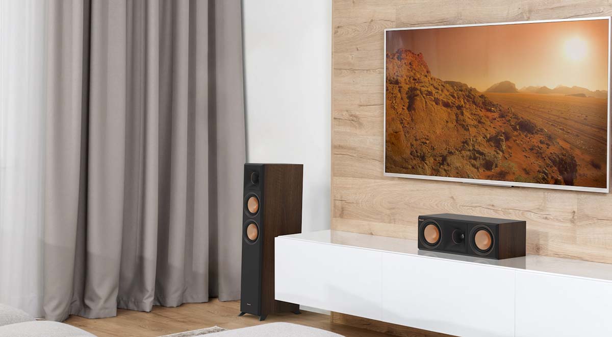 Wohnzimmer mit Fernseher und Lautsprechern.