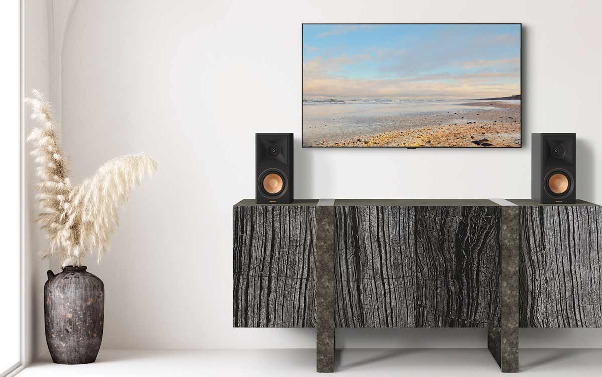 Wohnzimmer mit Beamer und Lautsprechern.