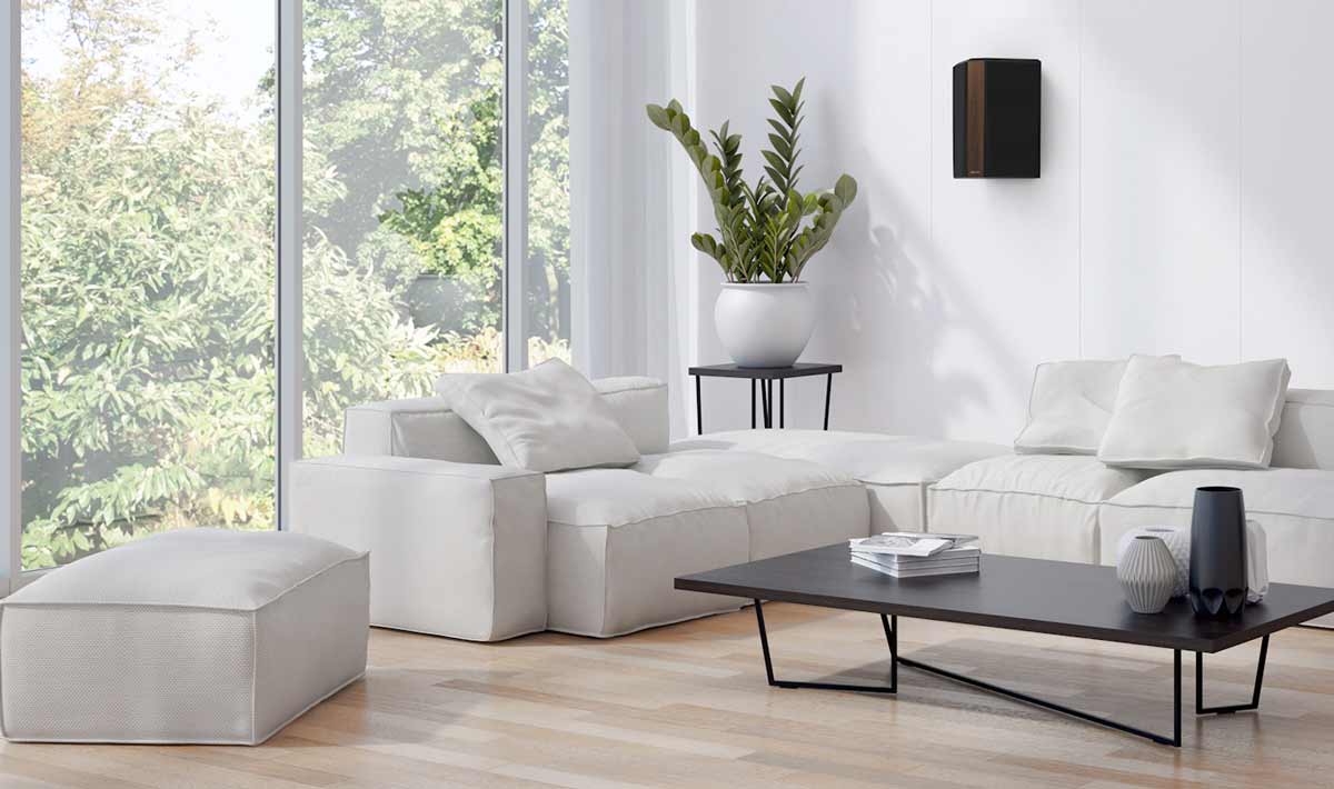 Modernes Wohnzimmer mit weißem Sofa und Beamer.
