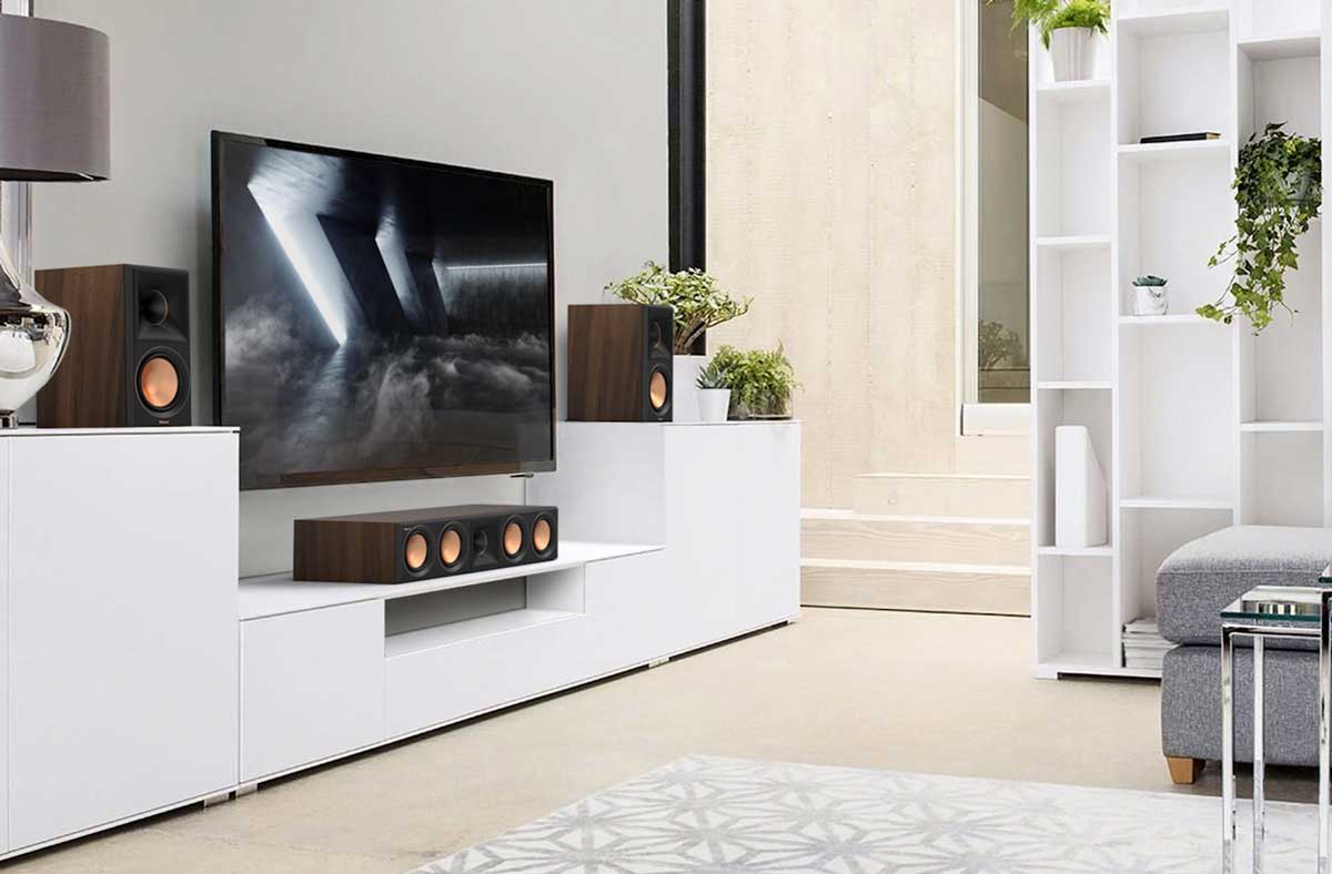 Modernes Wohnzimmer mit Fernseher und Lautsprechern.