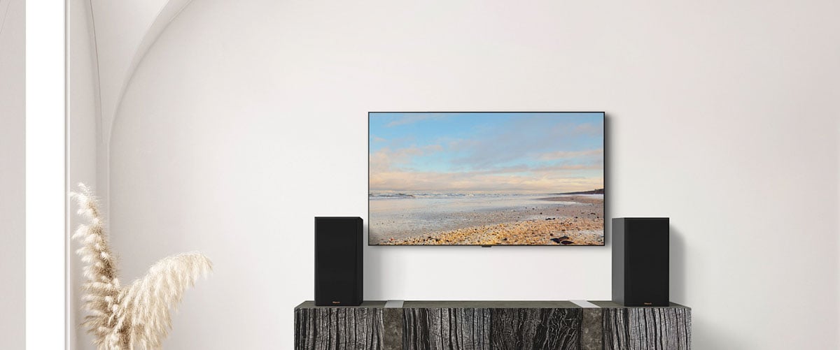 Fernseher mit Lautsprechern auf einem Tisch.