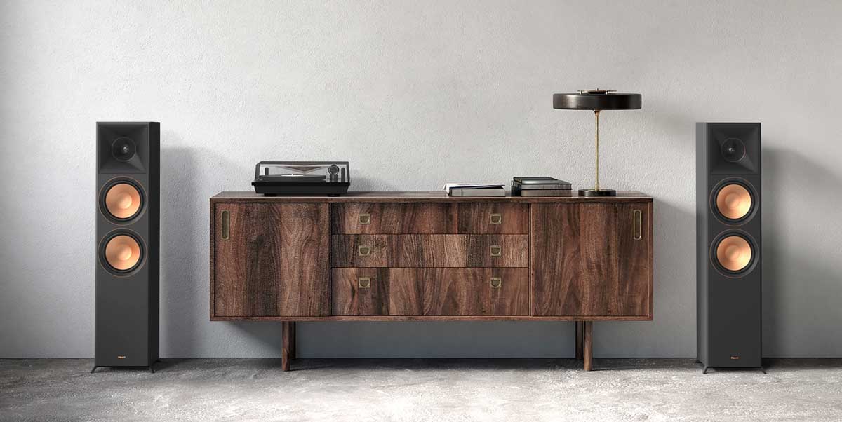 Holzschrank mit Lautsprechern und Plattenspieler.