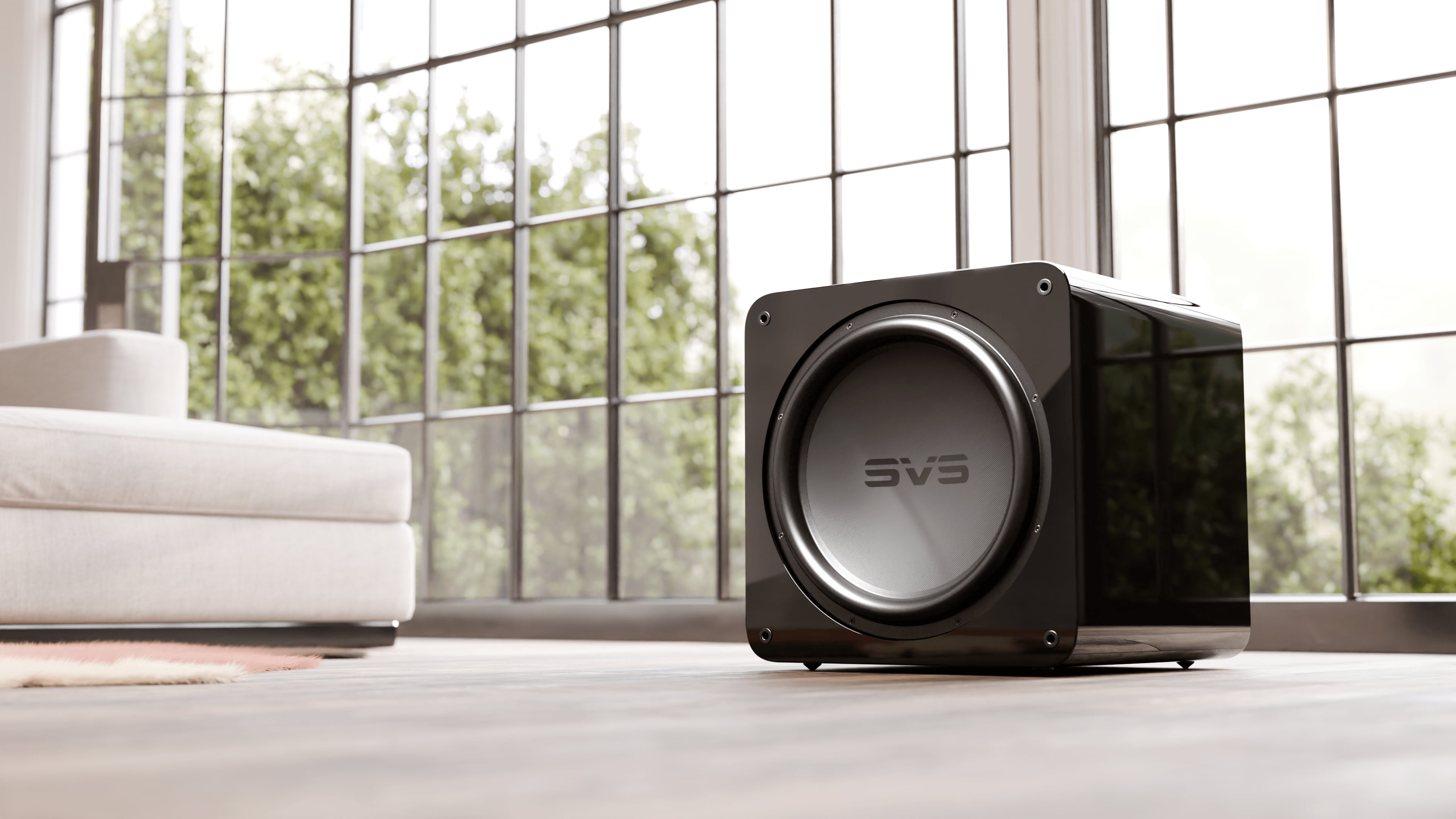 Subwoofer in modernem Wohnzimmer vor Fenster.