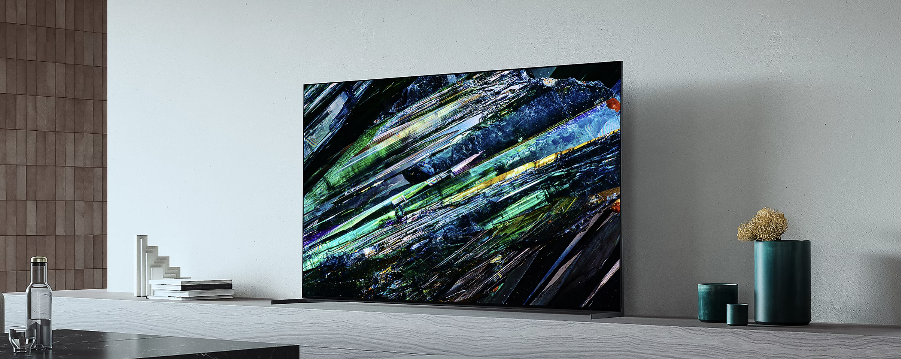 Flachbildfernseher auf modernem Sideboard.