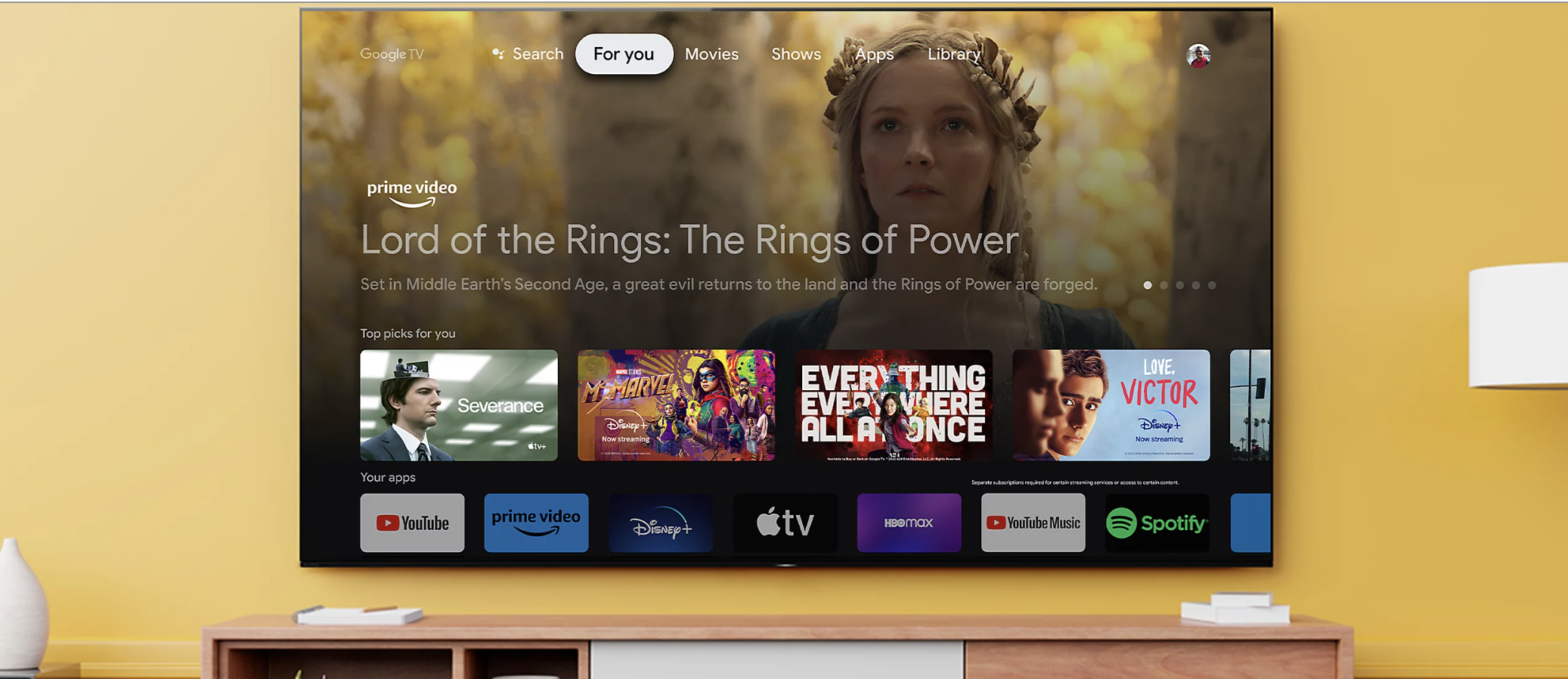 Google TV-Benutzeroberfläche auf einem Beamer.