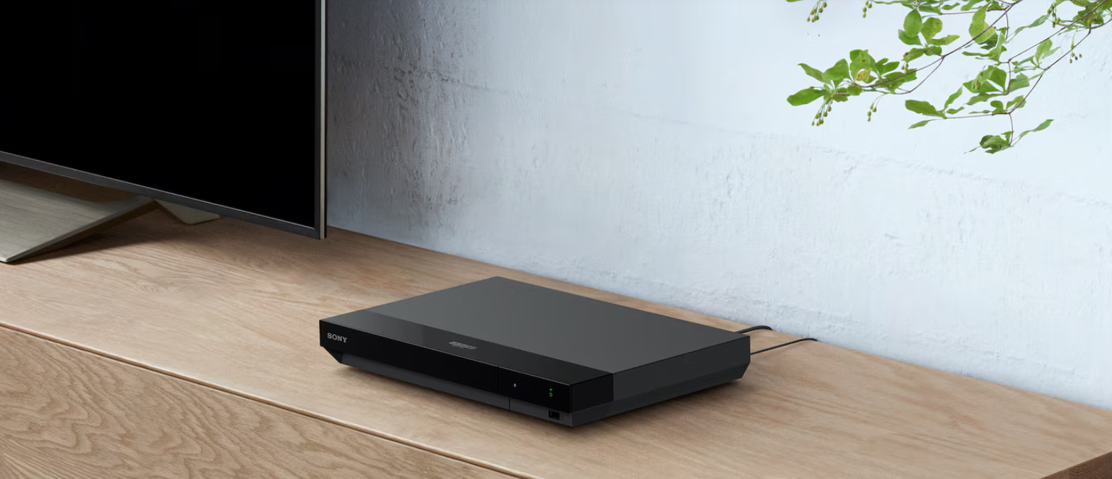 Blu-ray-Player neben einem Fernseher.