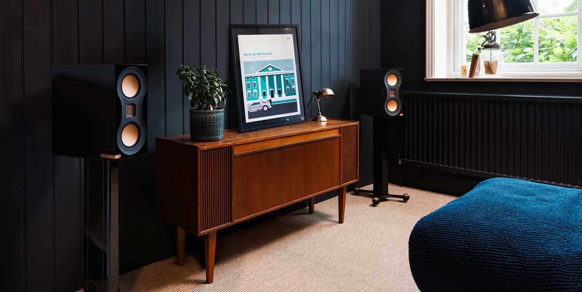 Wohnzimmer mit Retro-Möbeln und Lautsprechern.