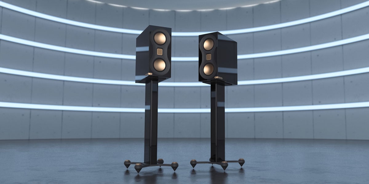 Zwei Lautsprecher auf Ständern in modernem Raum.