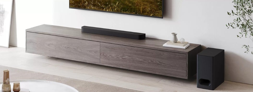 Moderne Wohnzimmermöbel mit Soundbar und Subwoofer.