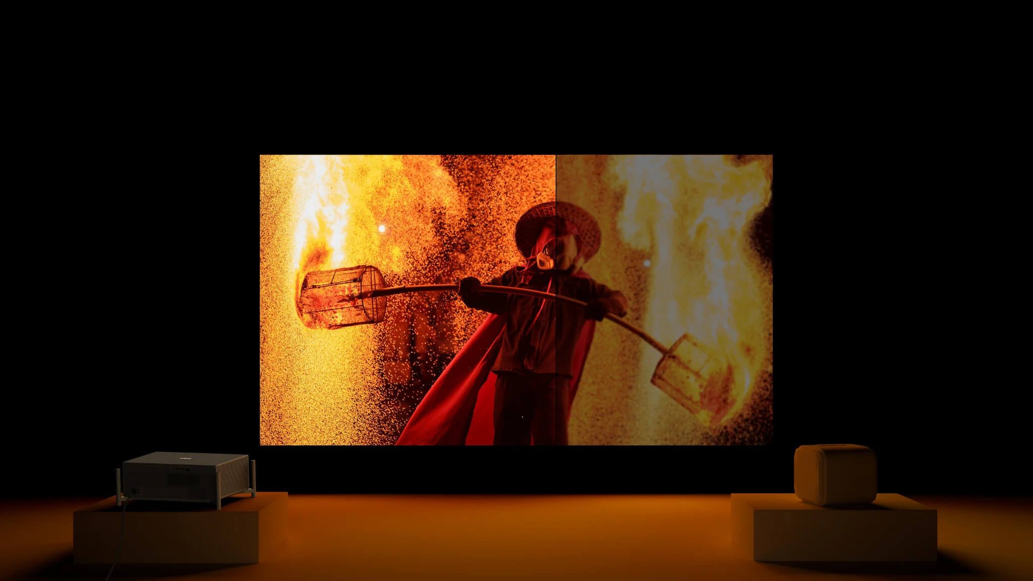 Beamer projiziert Bild von Feuerkünstler.