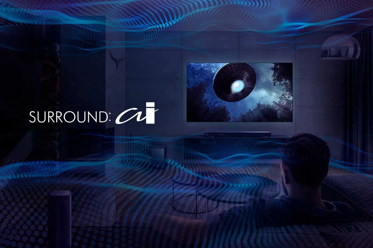 Mann schaut Film mit Surround-Sound-Technologie.