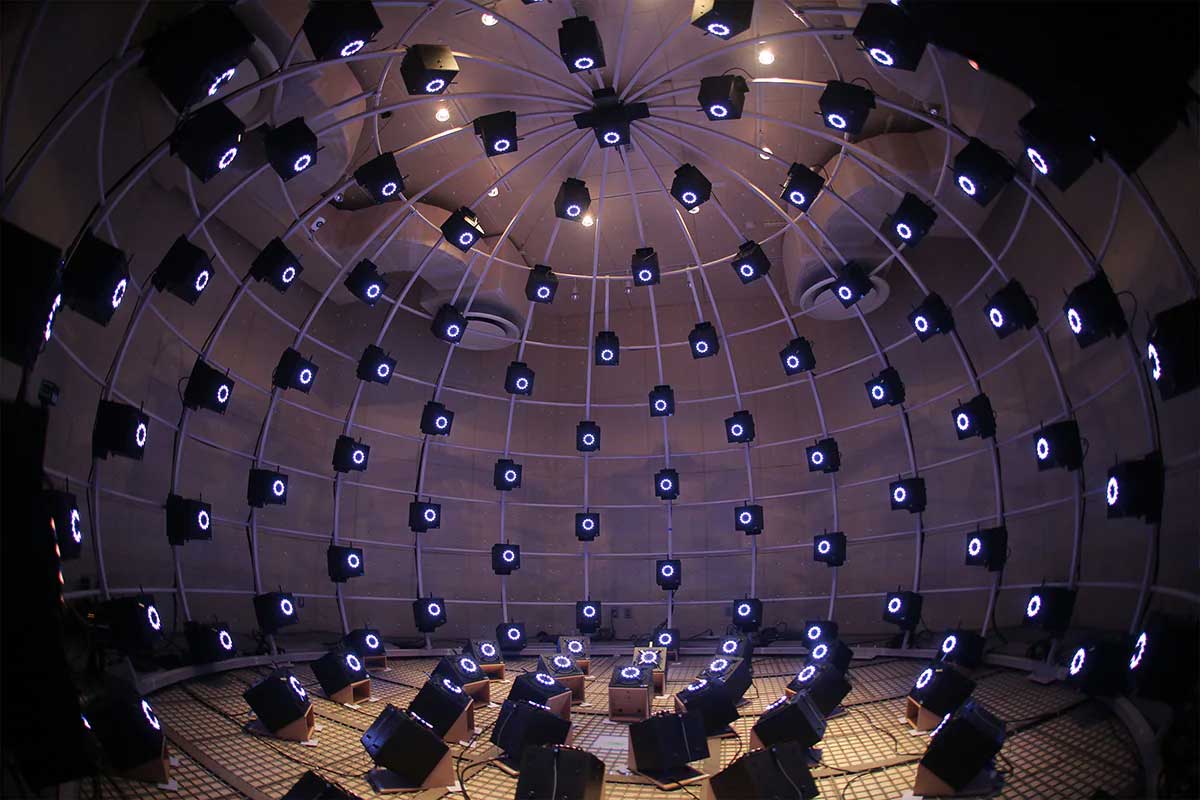 Kuppel mit vielen Beamern und Lichtern.