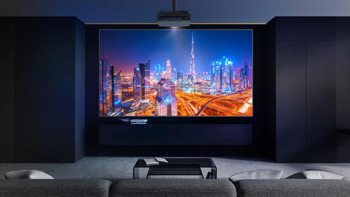 Heimkino mit Beamer und Stadtansicht.