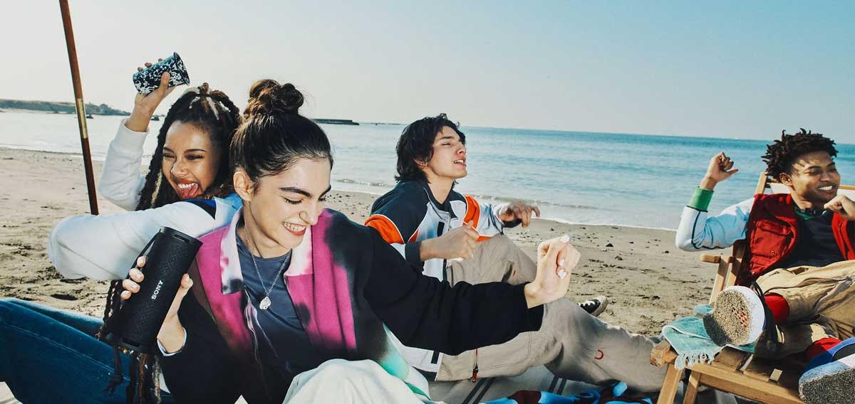 Gruppe von Freunden am Strand, lachend.