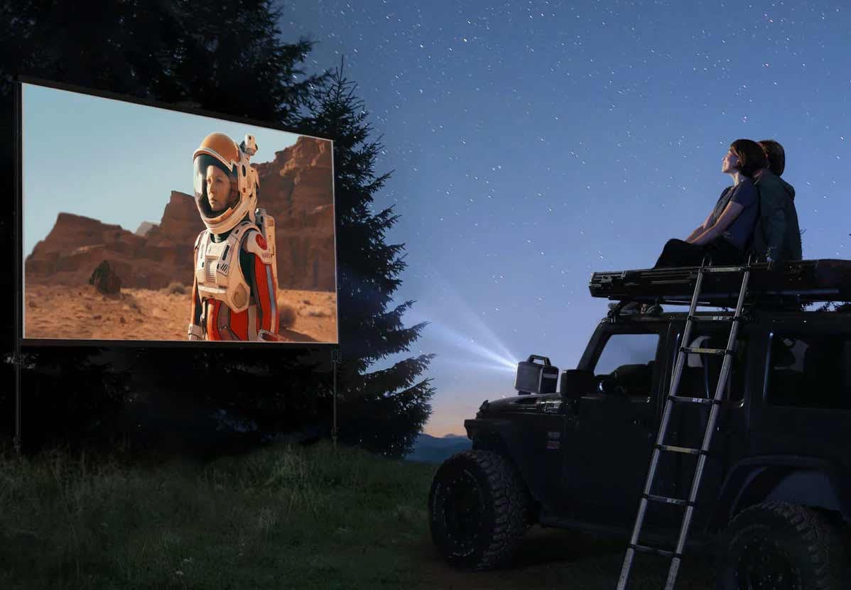 Outdoor-Kino mit Beamer und Auto.