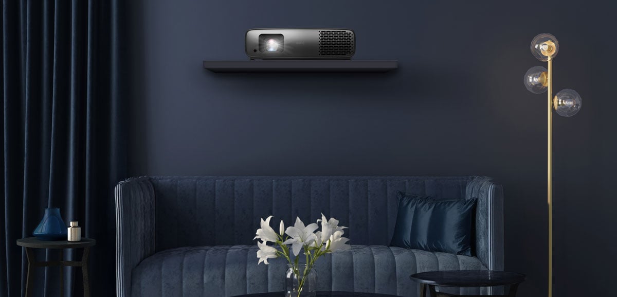 Beamer auf Regal über Sofa im Wohnzimmer.