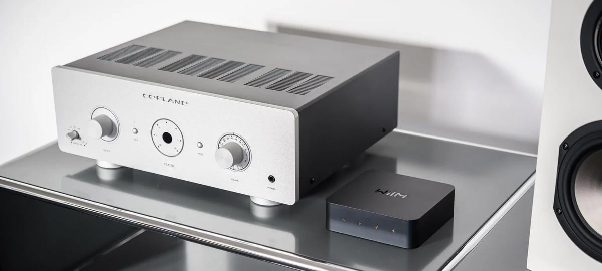 Verstärker und Wi-Fi-Streaming-Gerät auf Tisch.