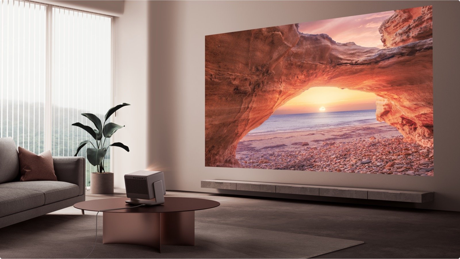 Beamer projiziert Sonnenuntergang auf Wohnzimmerwand.