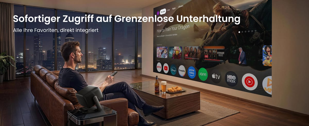 Mann schaut Film mit Beamer im Wohnzimmer.