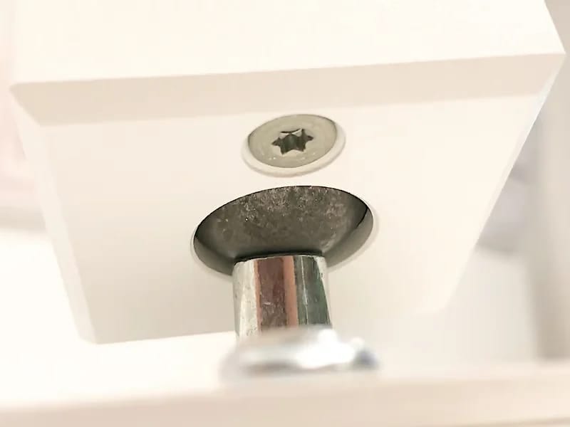 Stellschraube und Stahlkugel am weißen Deckenhalter