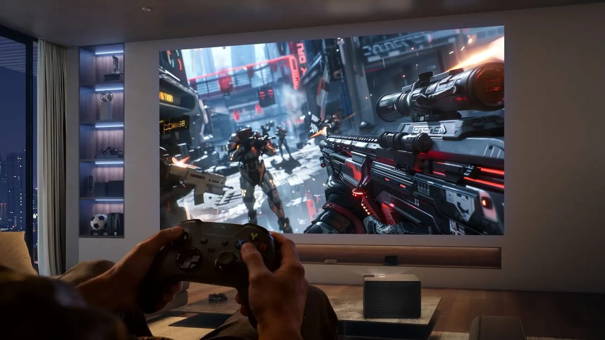Person spielt Videospiel auf großem Bildschirm.