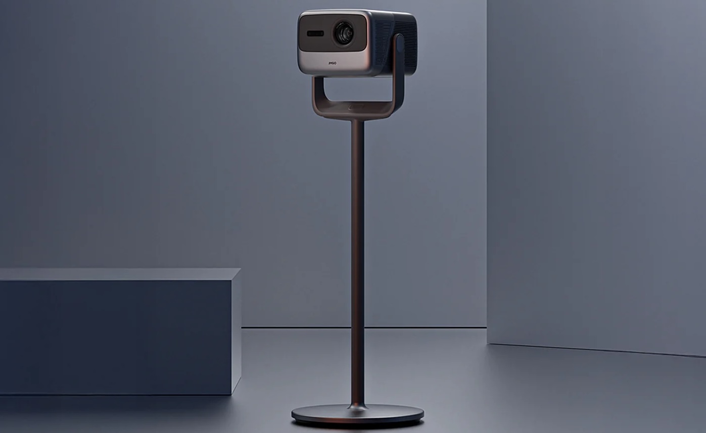 Beamer auf einem eleganten Ständer.