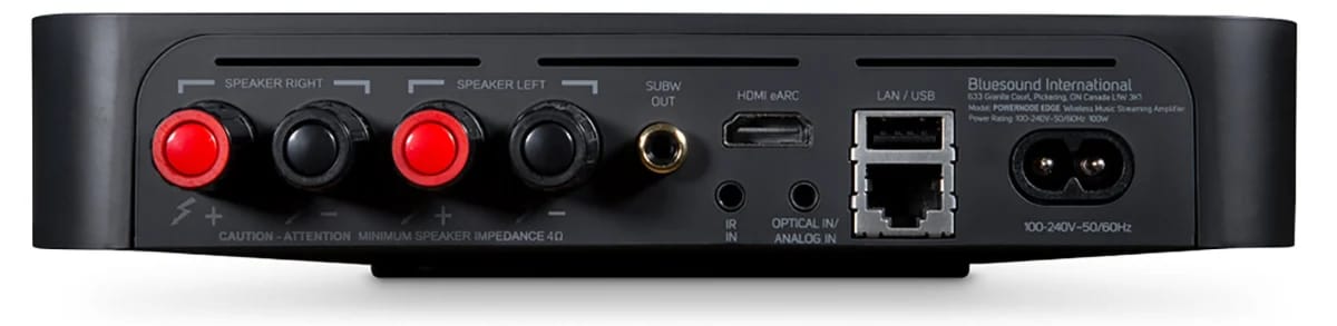 Rückseite des Bluesound POWERNODE EDGE mit Lautsprecherklemmen, Subwoofer-Ausgang, HDMI eARC und LAN