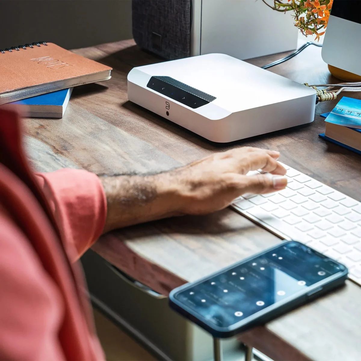 Weißer POWERNODE EDGE auf einem Schreibtisch neben Tastatur und Smartphone