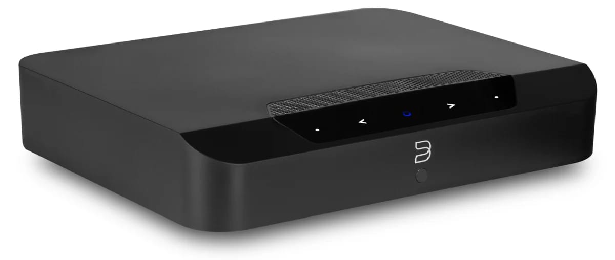 Bluesound POWERNODE EDGE in Schwarz, schräg von vorn