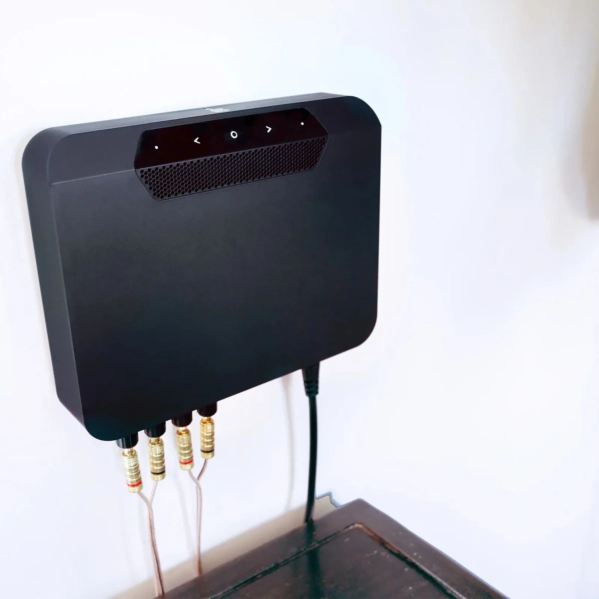 Bluesound POWERNODE EDGE mit Halterung an der Wand montiert