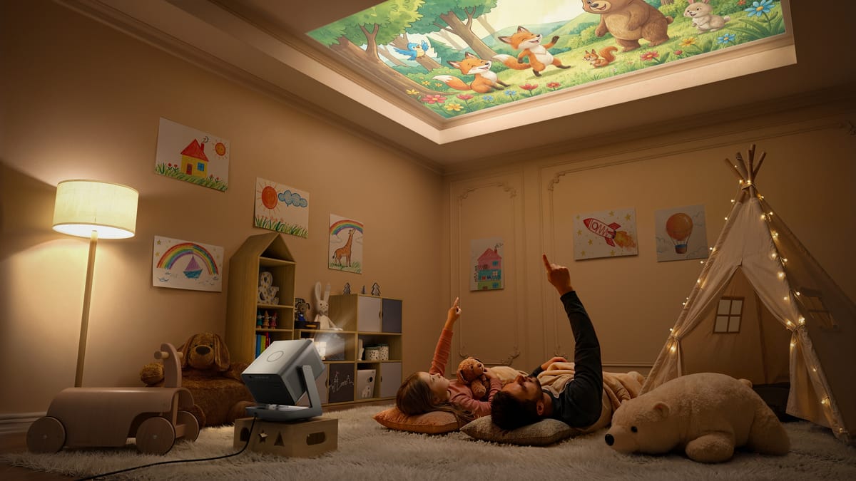 Familie schaut Beamer-Projektion im Kinderzimmer.