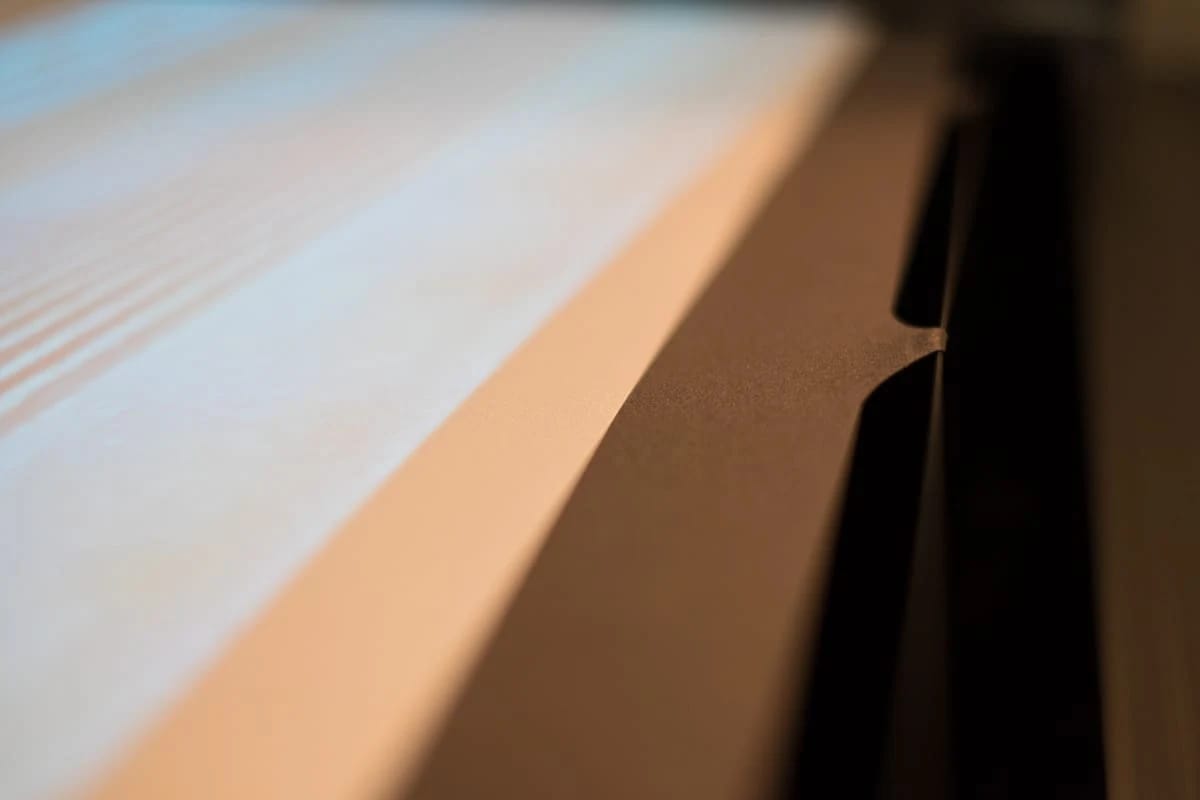 Tuchrand mit Tab-Tension-Laschen