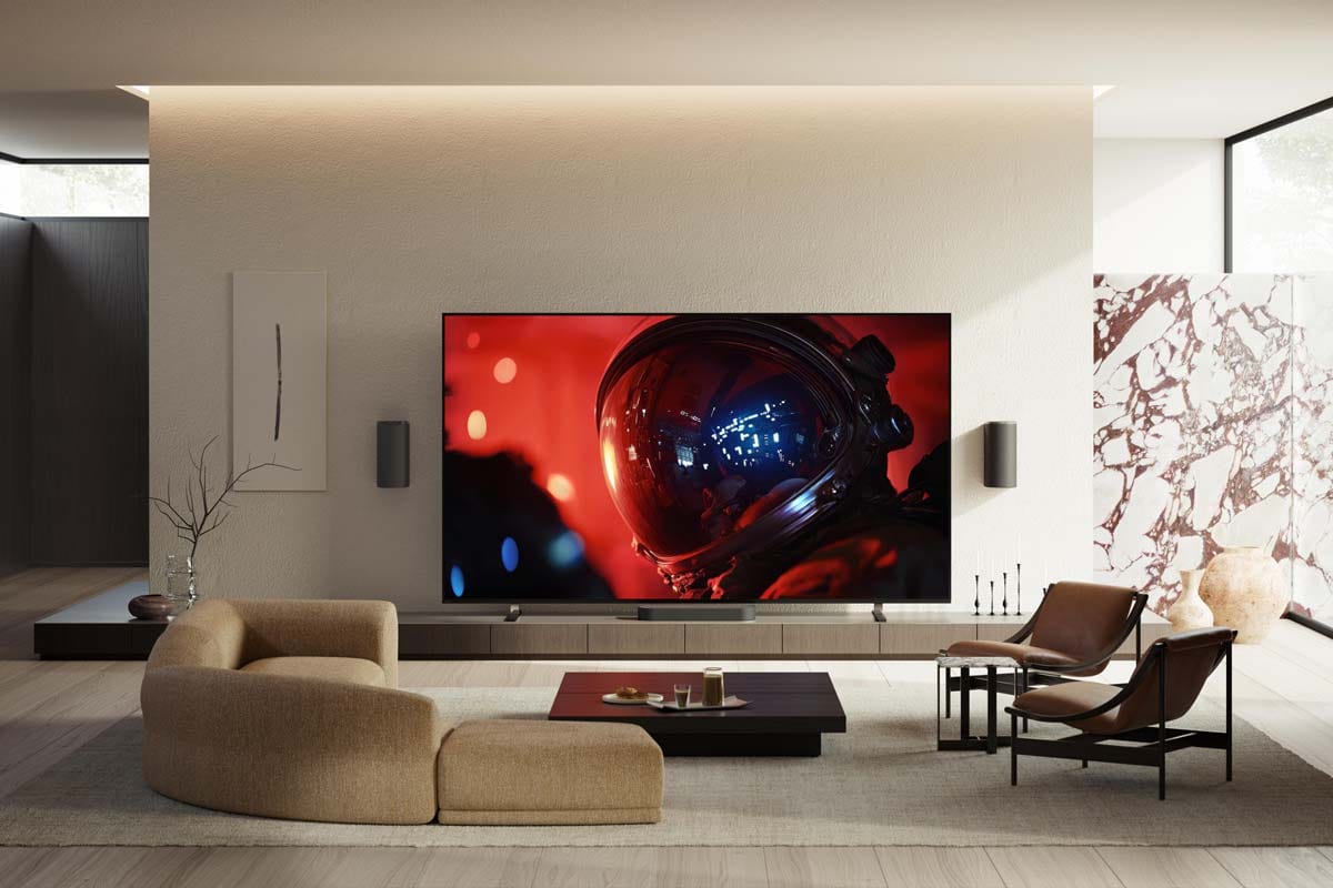 Modernes Wohnzimmer mit großem Fernseher und Sofa.