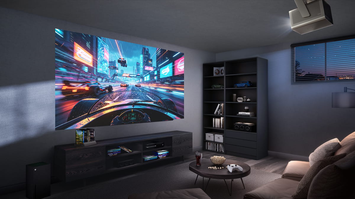 Gaming-Setup mit Beamer und Rennspiel.