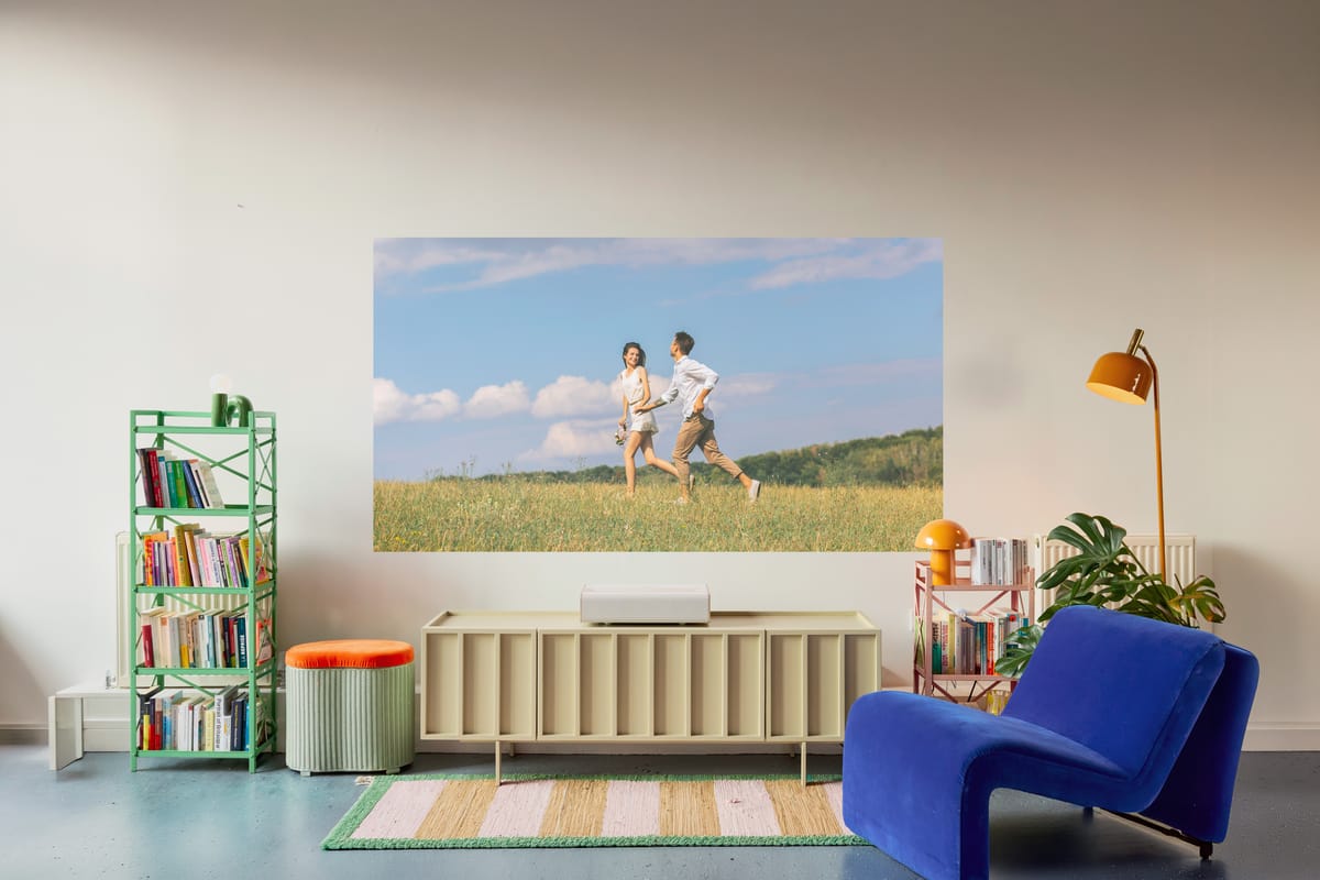Wohnzimmer mit Beamer und moderner Einrichtung.