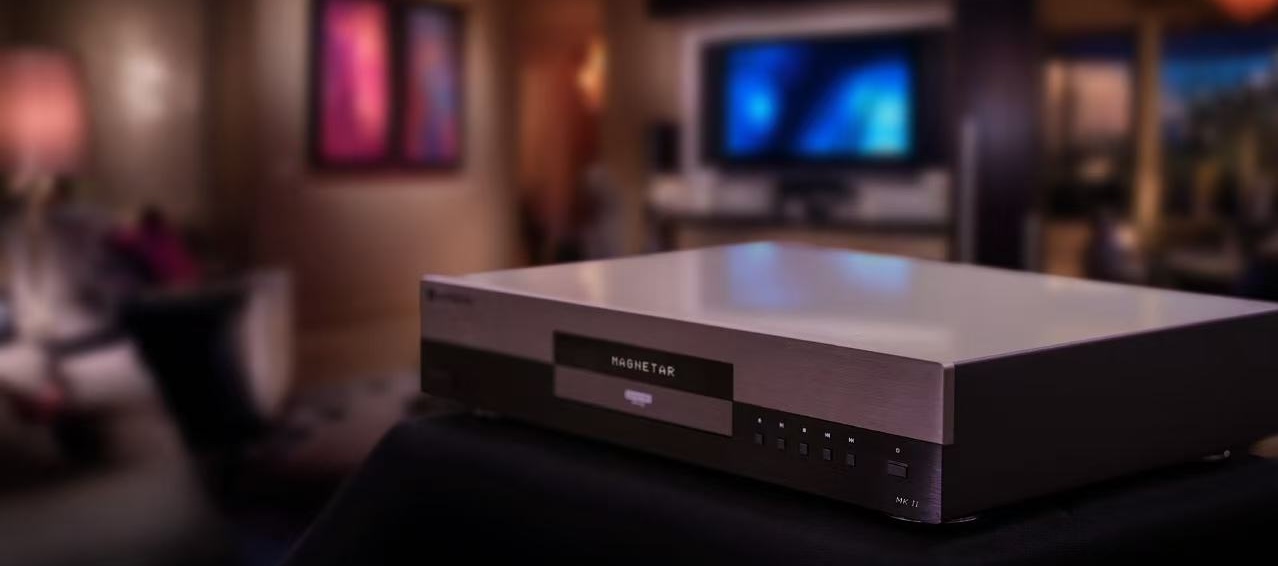 Heimkino-Setup mit Blu-ray-Player im Vordergrund.