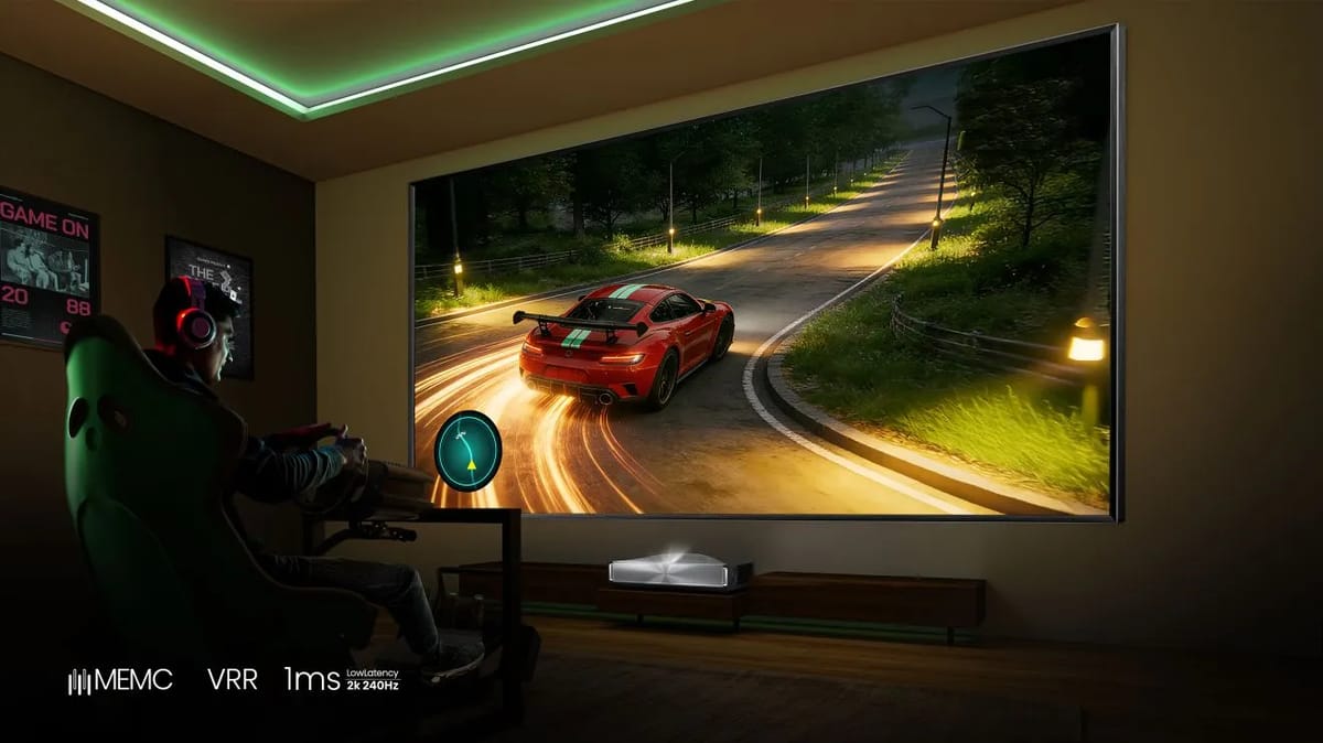 Gamer spielt Rennspiel mit Beamer-Projektion.