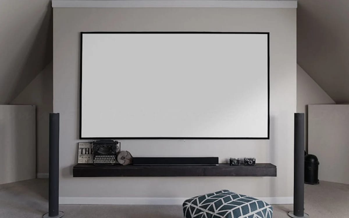 Aeon-Leinwand mit aufgesetzter schwarzer Blende im Heimkino