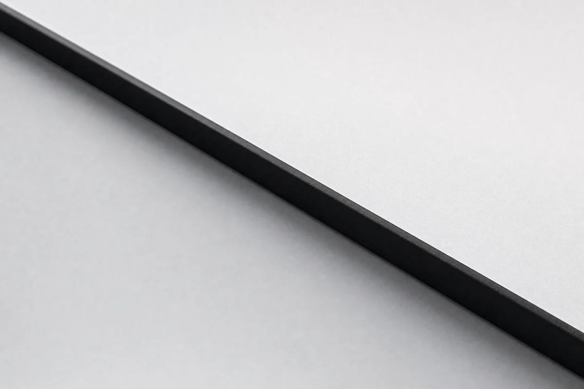 Nahaufnahme der schmalen schwarzen Blende der Aeon CineWhite