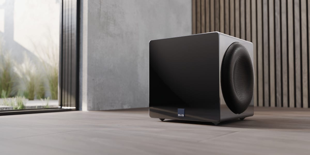 Schwarzer Subwoofer in modernem Raum.