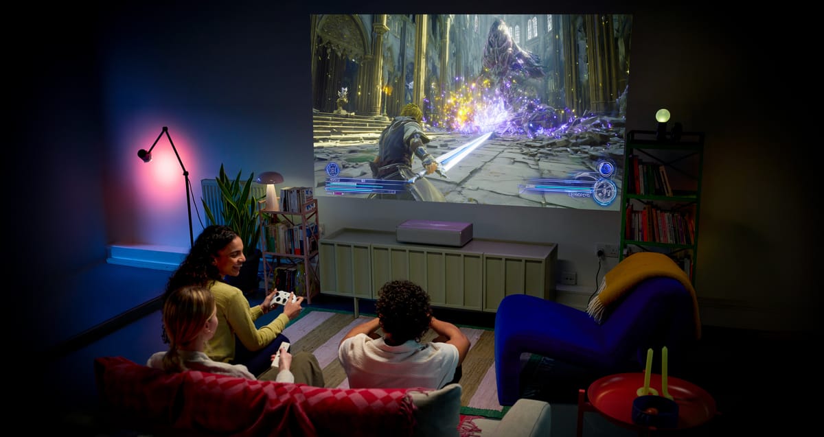 Menschen spielen Videospiel mit Beamer-Projektion.