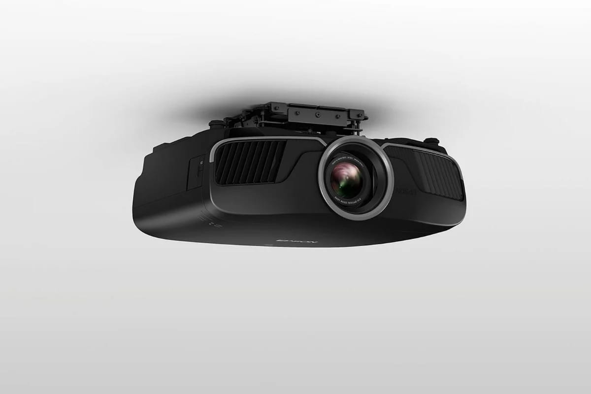 Epson EH-TW9400 an einer Deckenhalterung