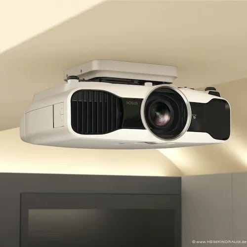 Epson ELPMB30 mit weißer Abdeckung an der Decke