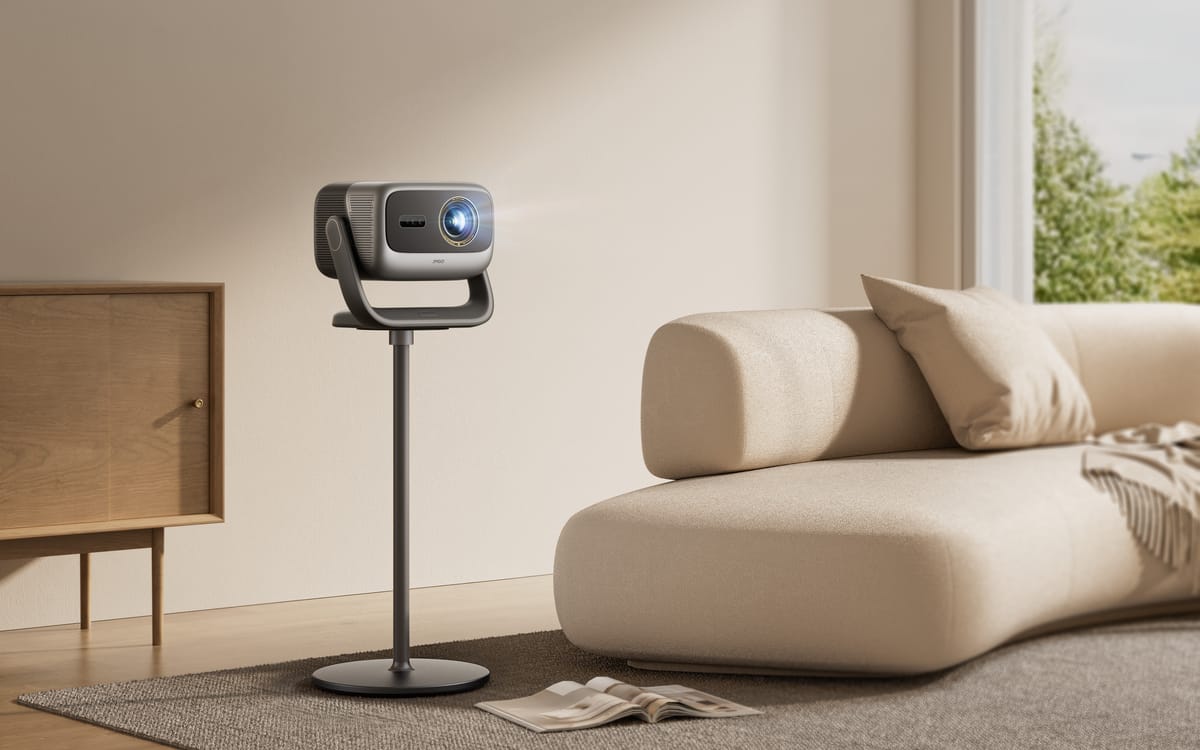 Beamer auf Ständer neben Sofa im Wohnzimmer.