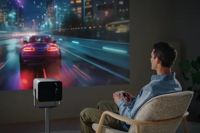 Mann spielt Videospiel mit Beamer-Projektion.