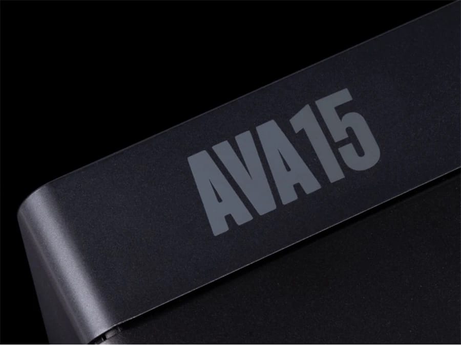 Modellschriftzug auf dem Gehäuse des ARCAM Radia AVA15