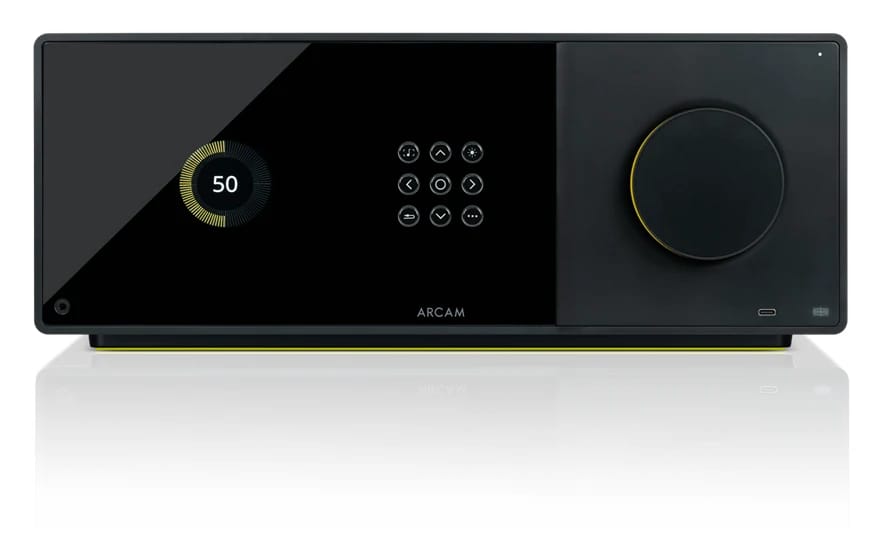 ARCAM Radia AVA25 mit Lautstärkeanzeige im Display